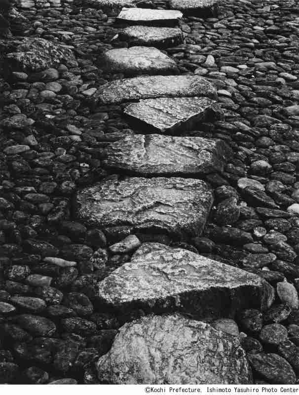 【11】石元泰博《桂離宮 洲浜の飛石》1953年、高知県立美術館蔵
