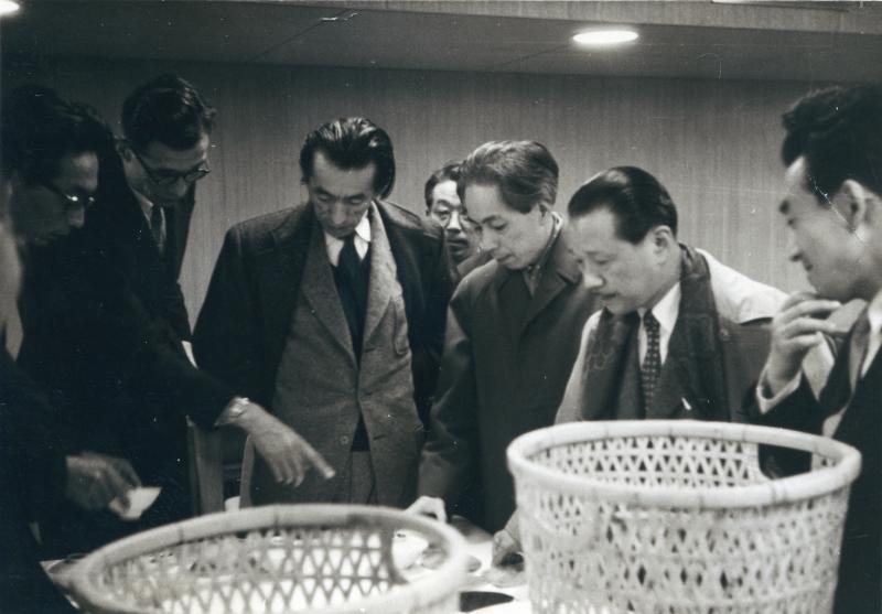 「グッドデザインコーナー」のための選定会風景 1955年頃 写真提供_日本デザインコミッティ―