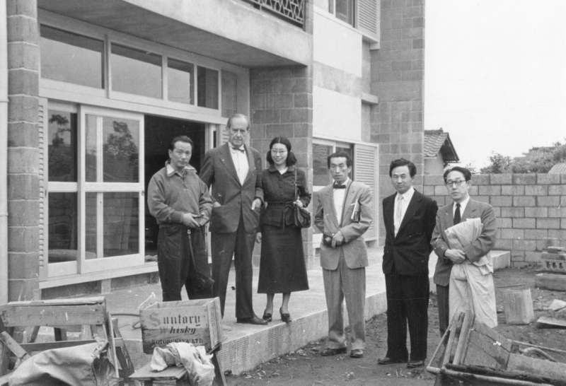 来日の際に岡本のアトリエを訪れたグロピウス 1954年